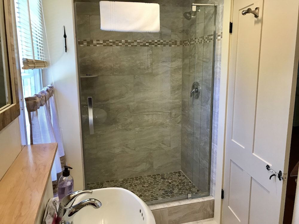 Spring Hill Inn Room 1 (The Sweetheart Room) - One Queen Bed with Private Bath 4