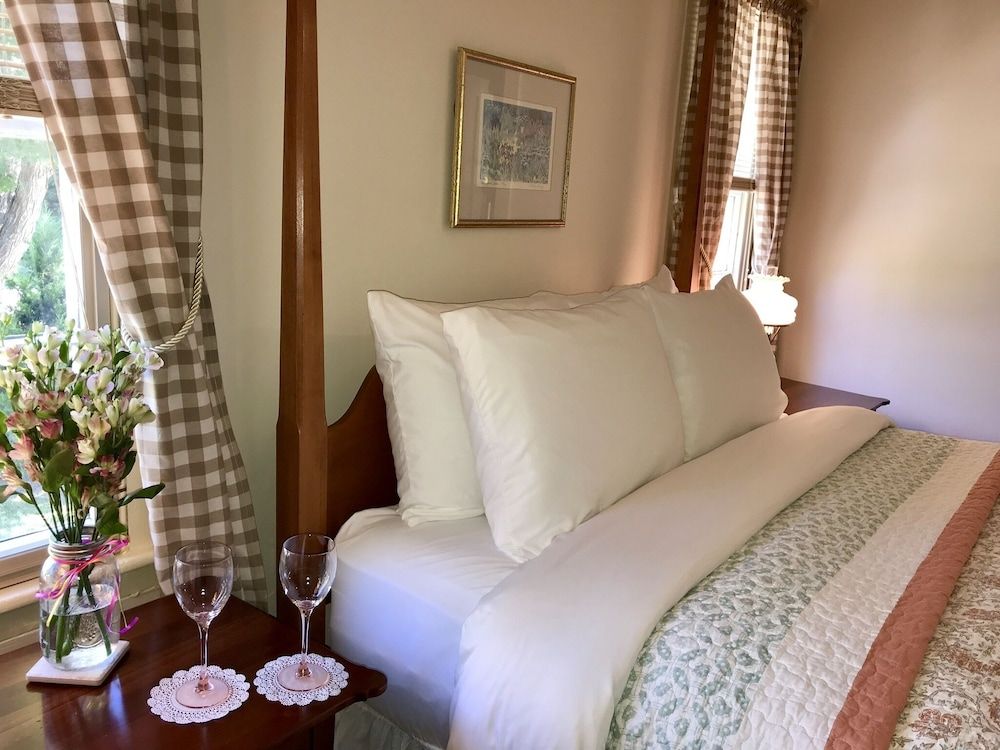 Spring Hill Inn Room 1 (The Sweetheart Room) - One Queen Bed with Private Bath 9