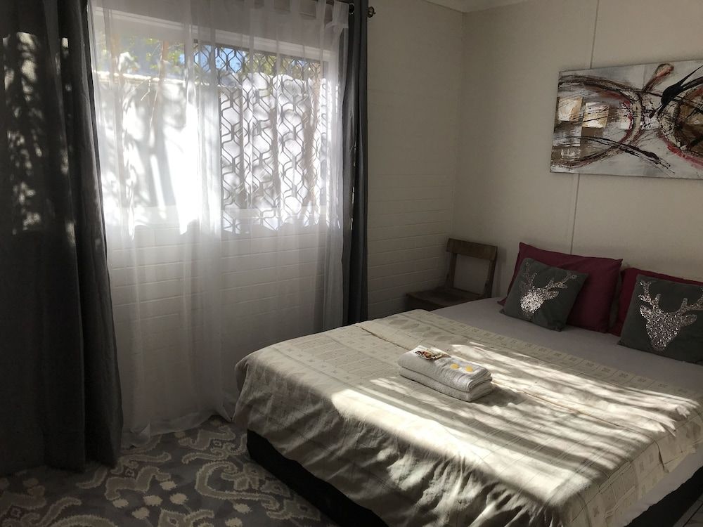 XYL Pets Friendly Seaside Boutique Guesthouse Deluxe Art Room (Shared Bathroom & Kitchen) 9