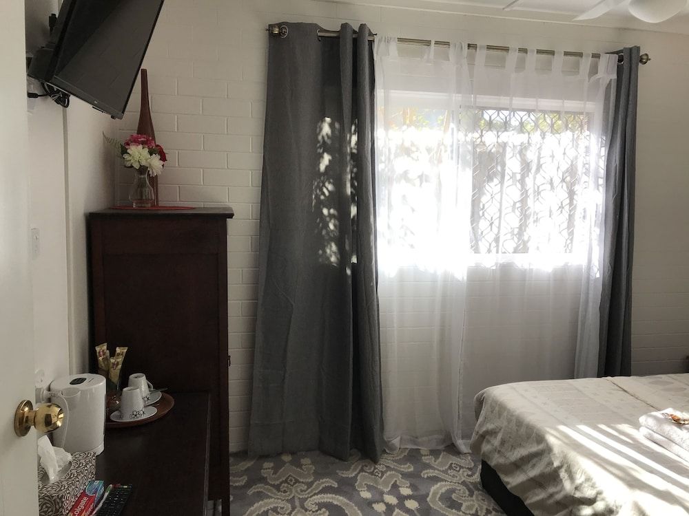 XYL Pets Friendly Seaside Boutique Guesthouse Deluxe Art Room (Shared Bathroom & Kitchen) 24