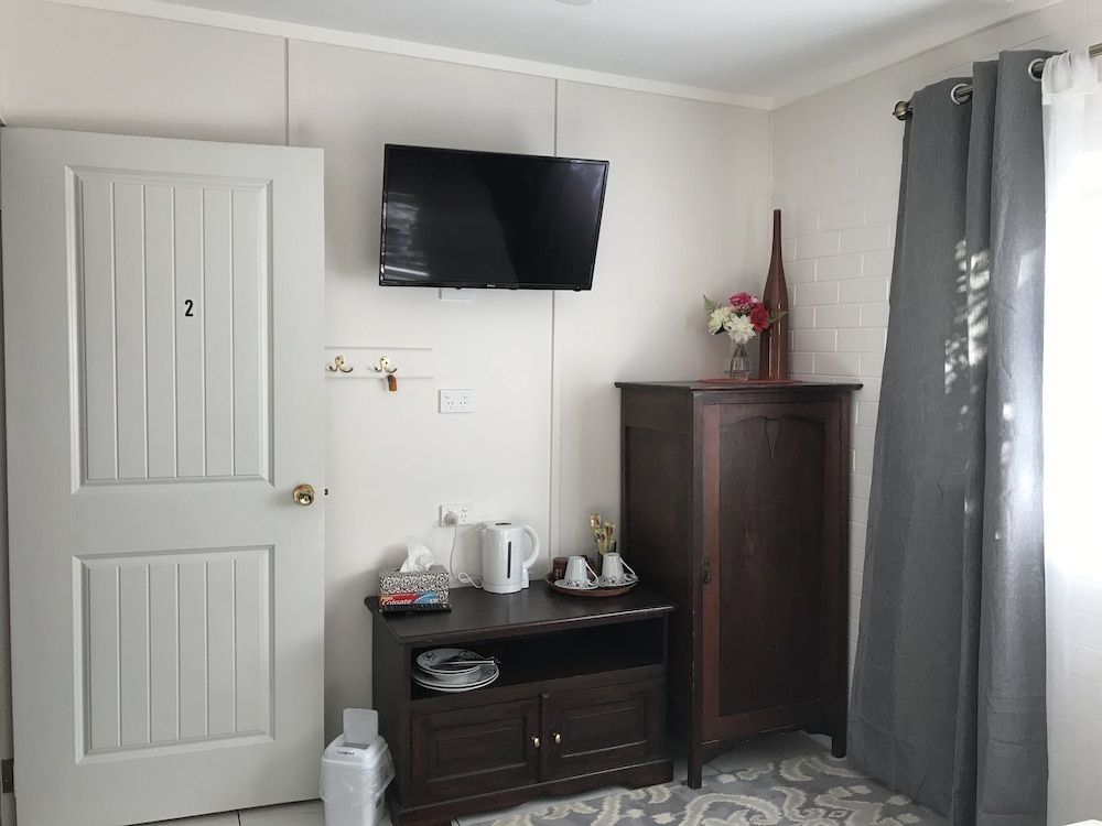 XYL Pets Friendly Seaside Boutique Guesthouse Deluxe Art Room (Shared Bathroom & Kitchen) 26