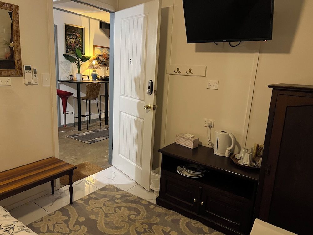 XYL Pets Friendly Seaside Boutique Guesthouse Deluxe Art Room (Shared Bathroom & Kitchen) 28