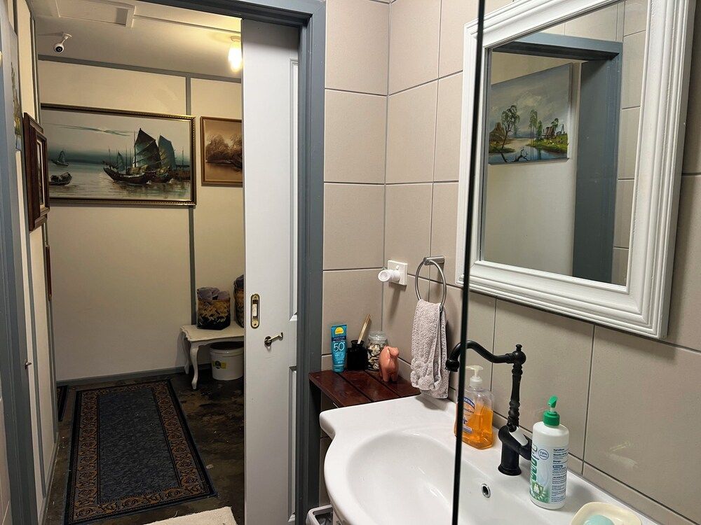 XYL Pets Friendly Seaside Boutique Guesthouse Deluxe Art Room (Shared Bathroom & Kitchen) 18