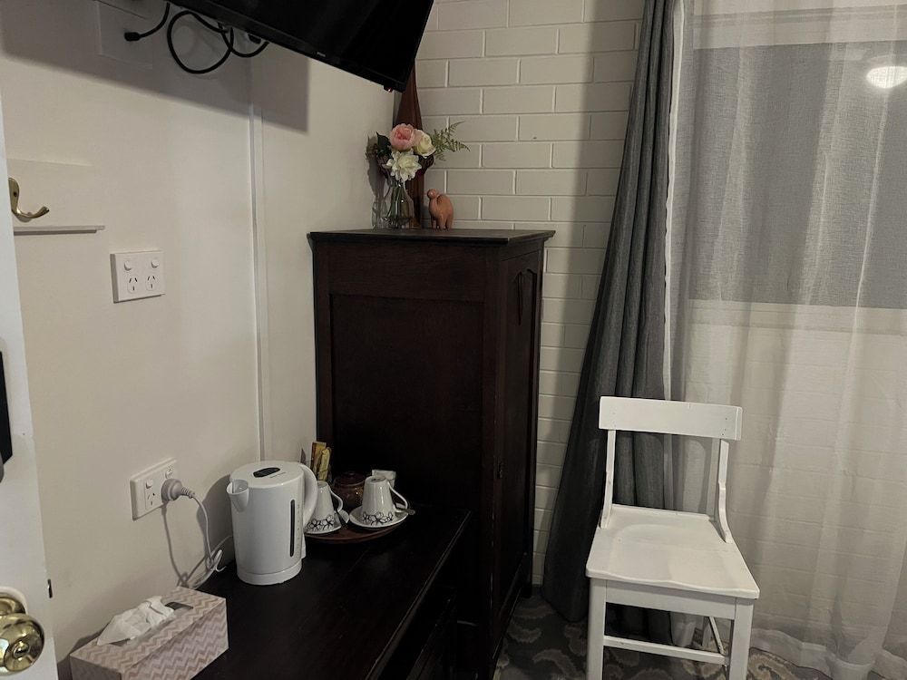 XYL Pets Friendly Seaside Boutique Guesthouse Deluxe Art Room (Shared Bathroom & Kitchen) 29