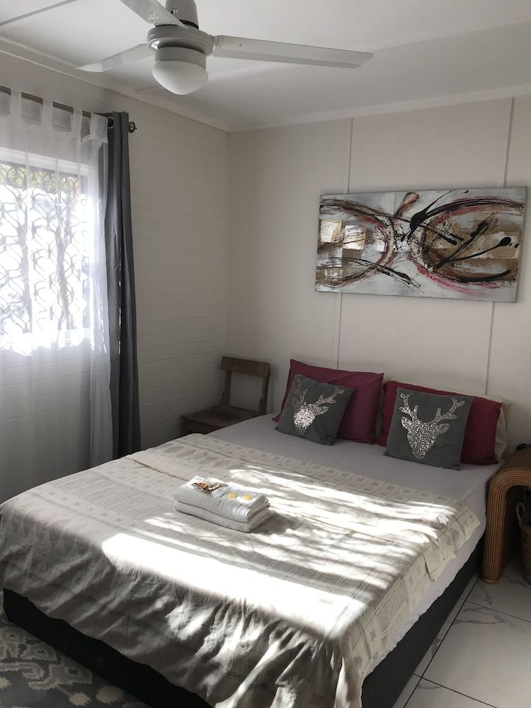 XYL Pets Friendly Seaside Boutique Guesthouse Deluxe Art Room (Shared Bathroom & Kitchen) 12