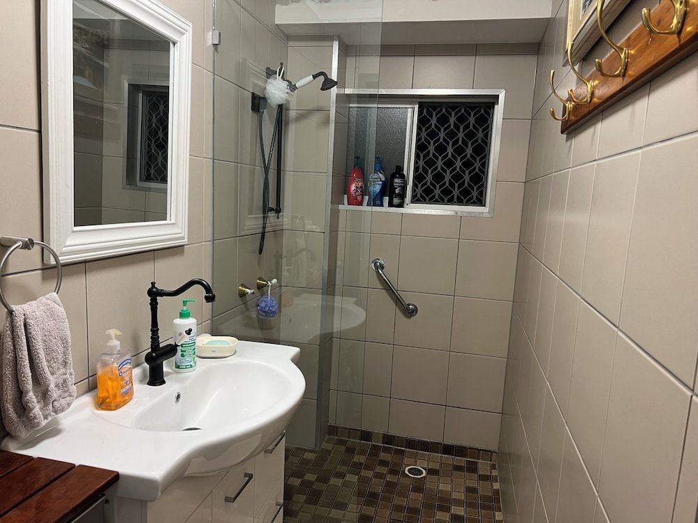 XYL Pets Friendly Seaside Boutique Guesthouse Deluxe Art Room (Shared Bathroom & Kitchen) 17