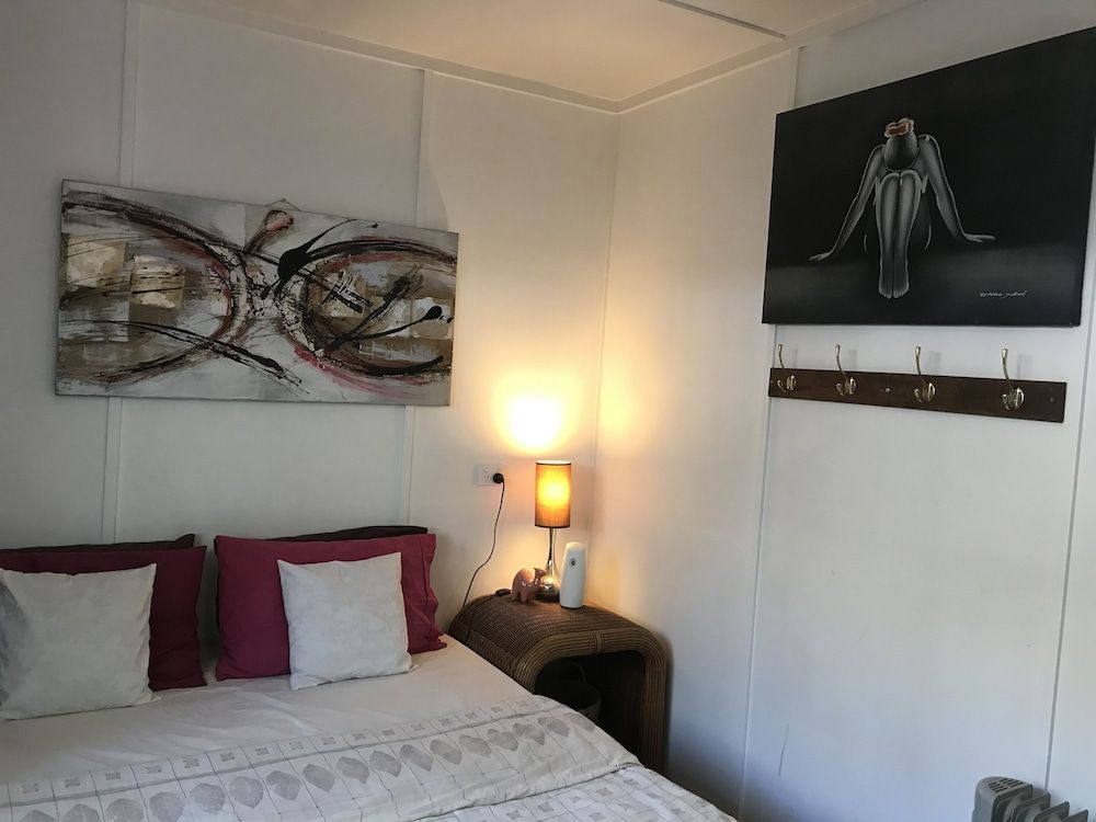 XYL Pets Friendly Seaside Boutique Guesthouse Deluxe Art Room (Shared Bathroom & Kitchen) 3