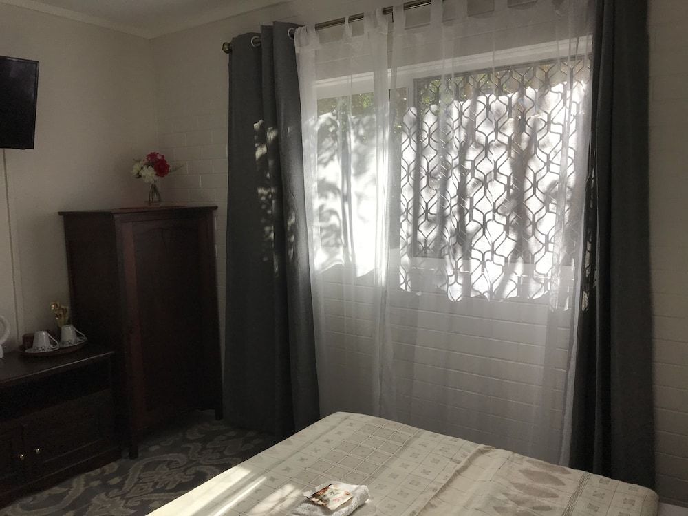 XYL Pets Friendly Seaside Boutique Guesthouse Deluxe Art Room (Shared Bathroom & Kitchen) 7