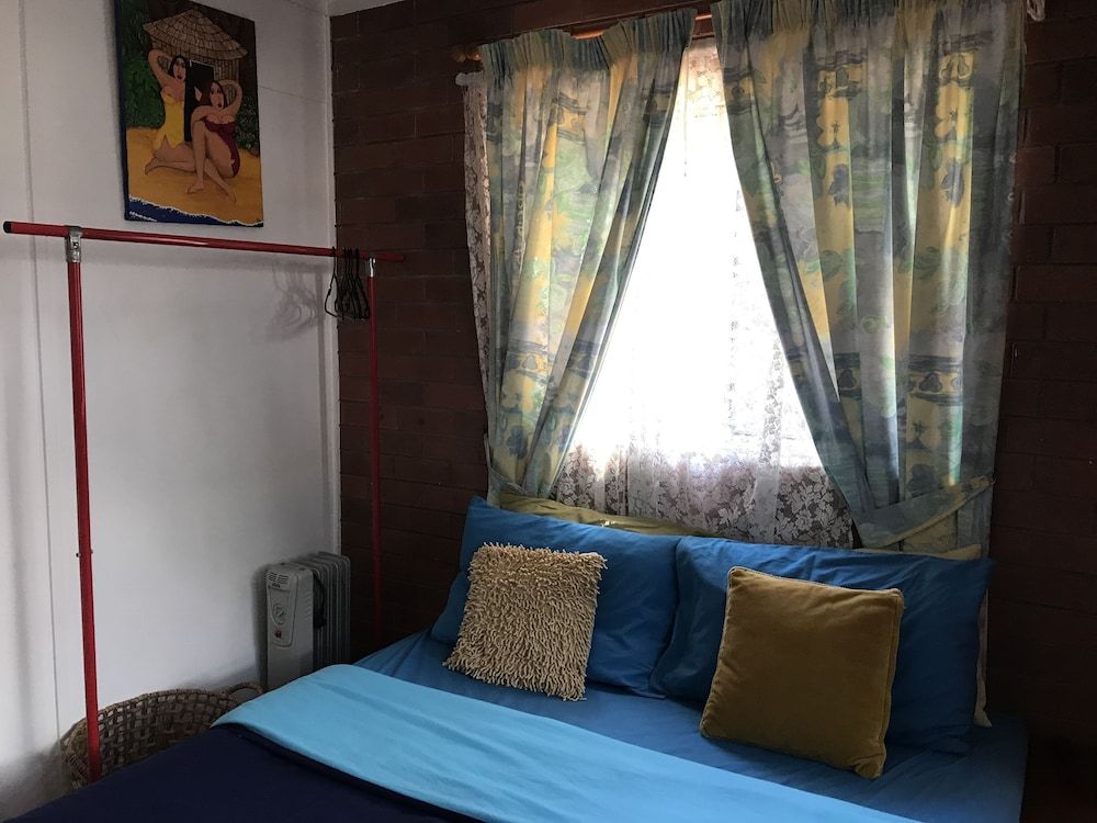 Deluxe Carpeted Queen Room (Shared Bathroom & Kitchen)
