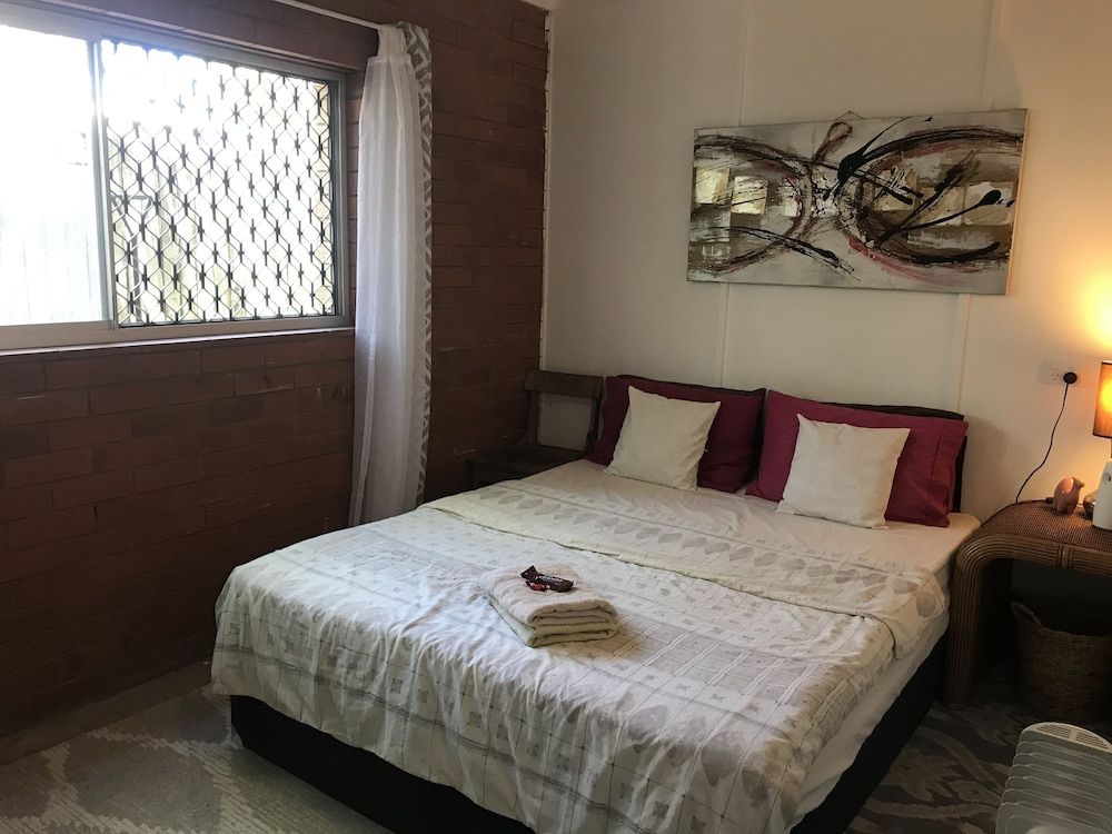 XYL Pets Friendly Seaside Boutique Guesthouse Deluxe Art Room (Shared Bathroom & Kitchen) 5