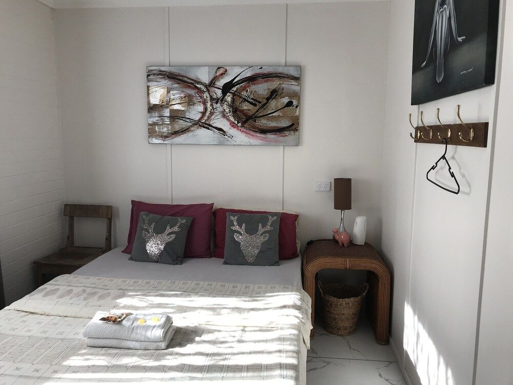 XYL Pets Friendly Seaside Boutique Guesthouse Deluxe Art Room (Shared Bathroom & Kitchen) 8