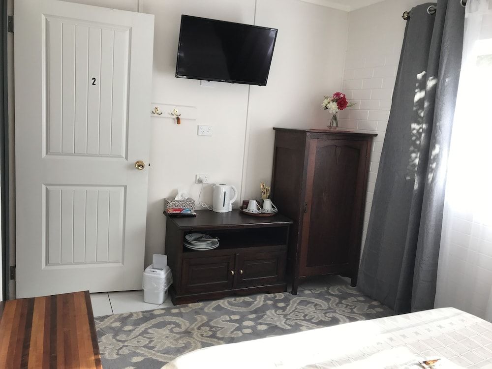 XYL Pets Friendly Seaside Boutique Guesthouse Deluxe Art Room (Shared Bathroom & Kitchen) 23