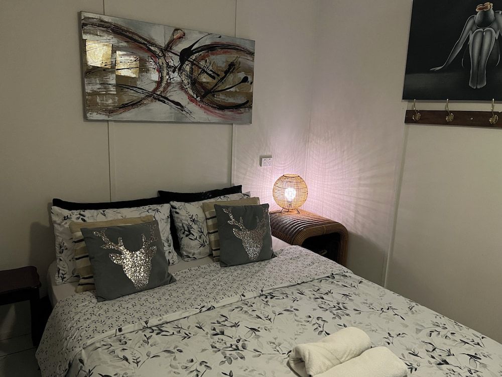 XYL Pets Friendly Seaside Boutique Guesthouse Deluxe Art Room (Shared Bathroom & Kitchen) 11