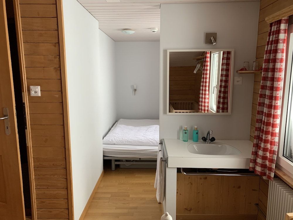 Berghaus Niederhorn Basic Quadruple Room, Shared Bathroom 2