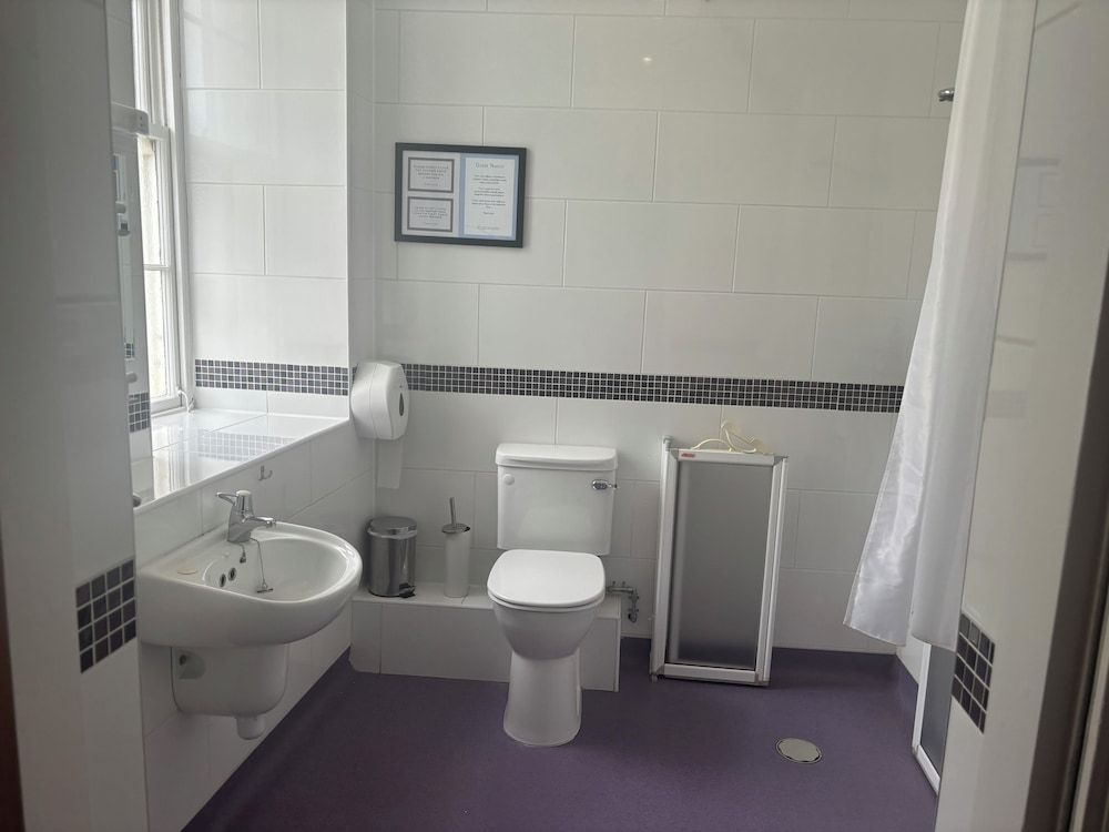 Esplanade Hotel Llandudno Standard Double Room, Multiple Beds, Private Bathroom 3