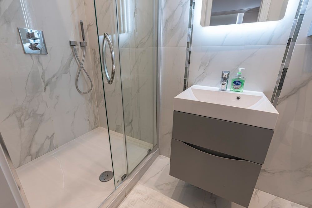 Luxury Apartments Near Harrods and the Science Museum Design Studio, Private Bathroom 8
