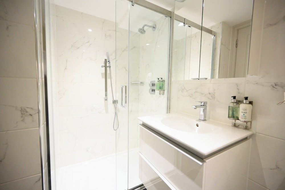 Polzeath Beach House Deluxe Double Room 3