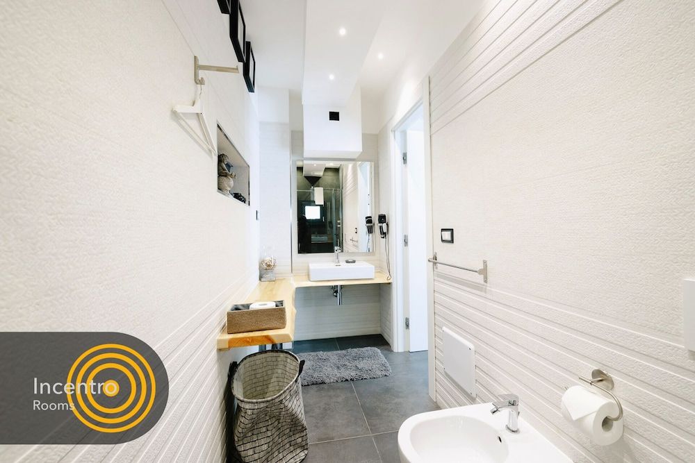 Incentro Rooms Deluxe Room 11