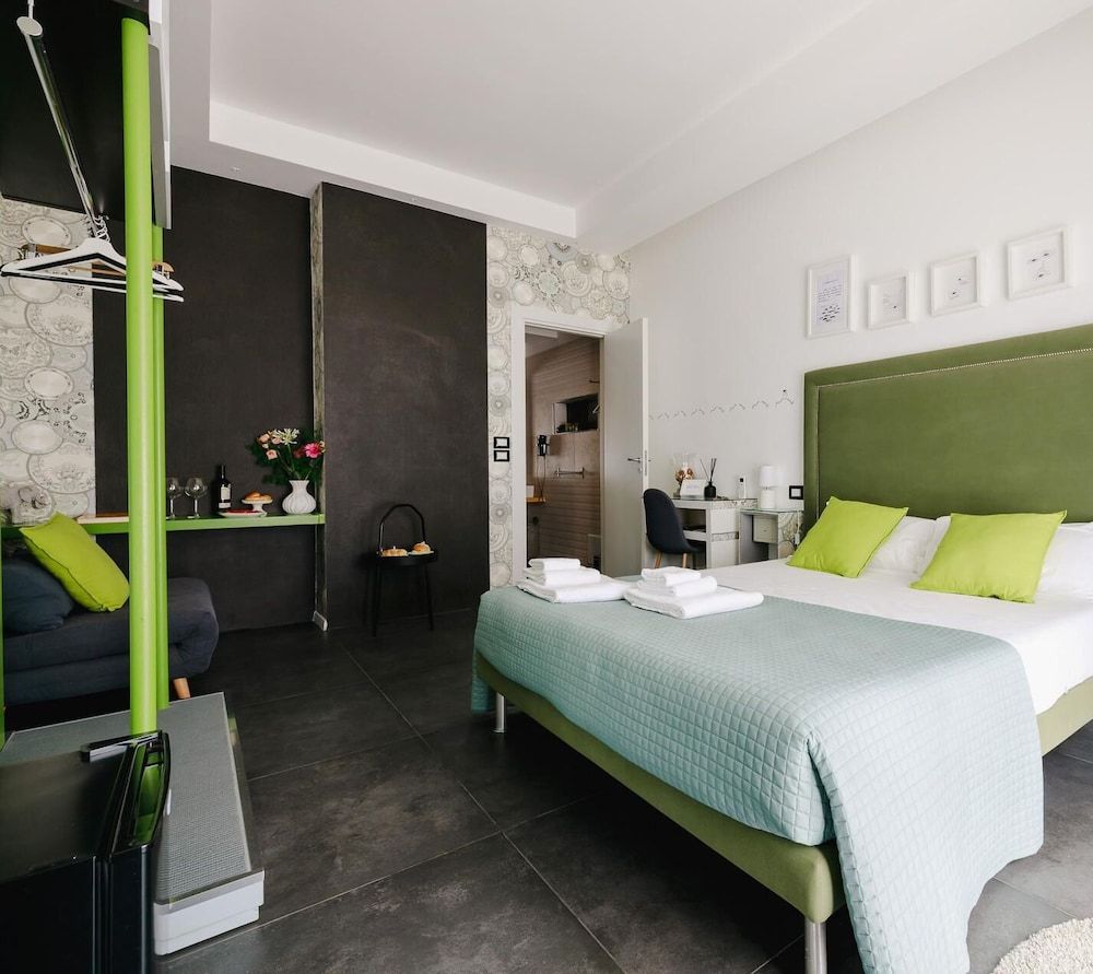 Incentro Rooms Deluxe Room, 1 Queen Bed with Sofa bed 3