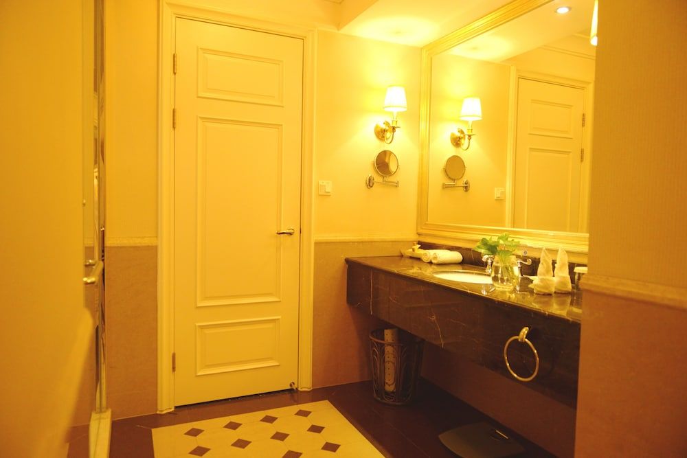 DaXingAnLing Jinma Palace Deluxe Suite 5