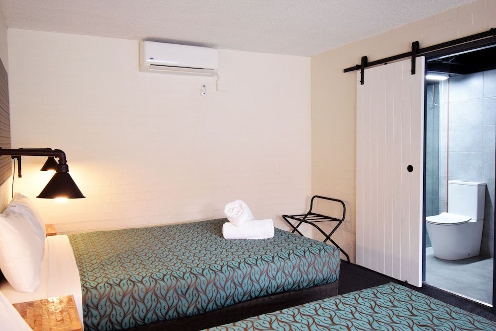 Albury Winsor Park Motor Inn Deluxe Family Room 2