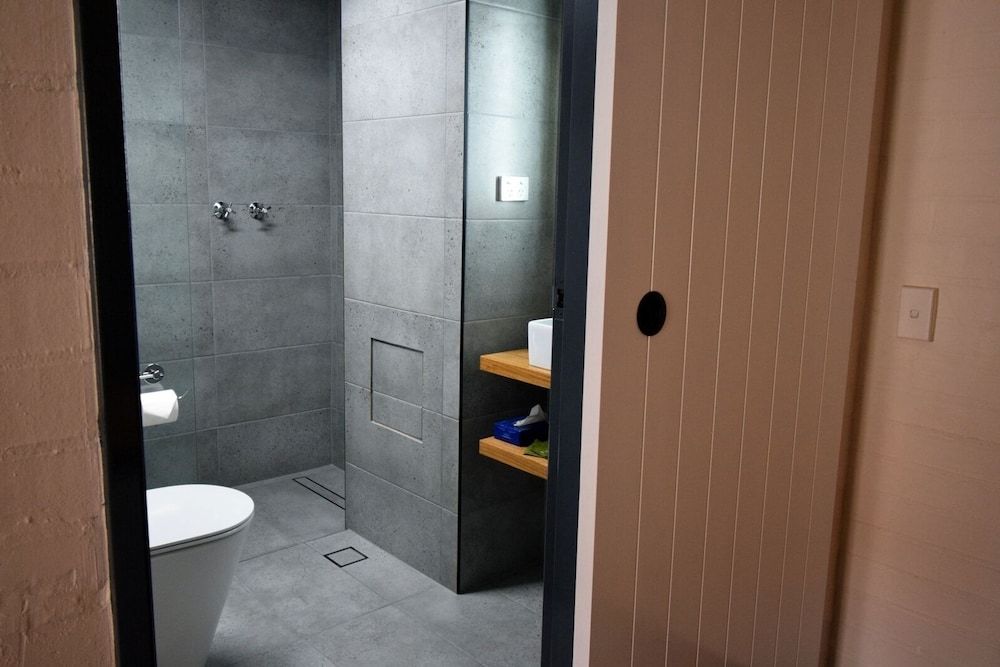 Albury Winsor Park Motor Inn Deluxe Room, Non Smoking, Refrigerator (Delux Queen) 7