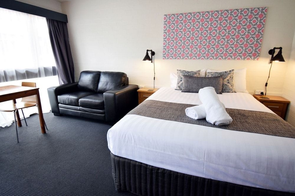 Albury Winsor Park Motor Inn Deluxe Room, Non Smoking, Refrigerator (Delux Queen) 3