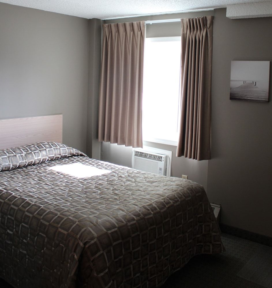 Arbour Ridge Inn & Suites Room, 1 Queen Bed