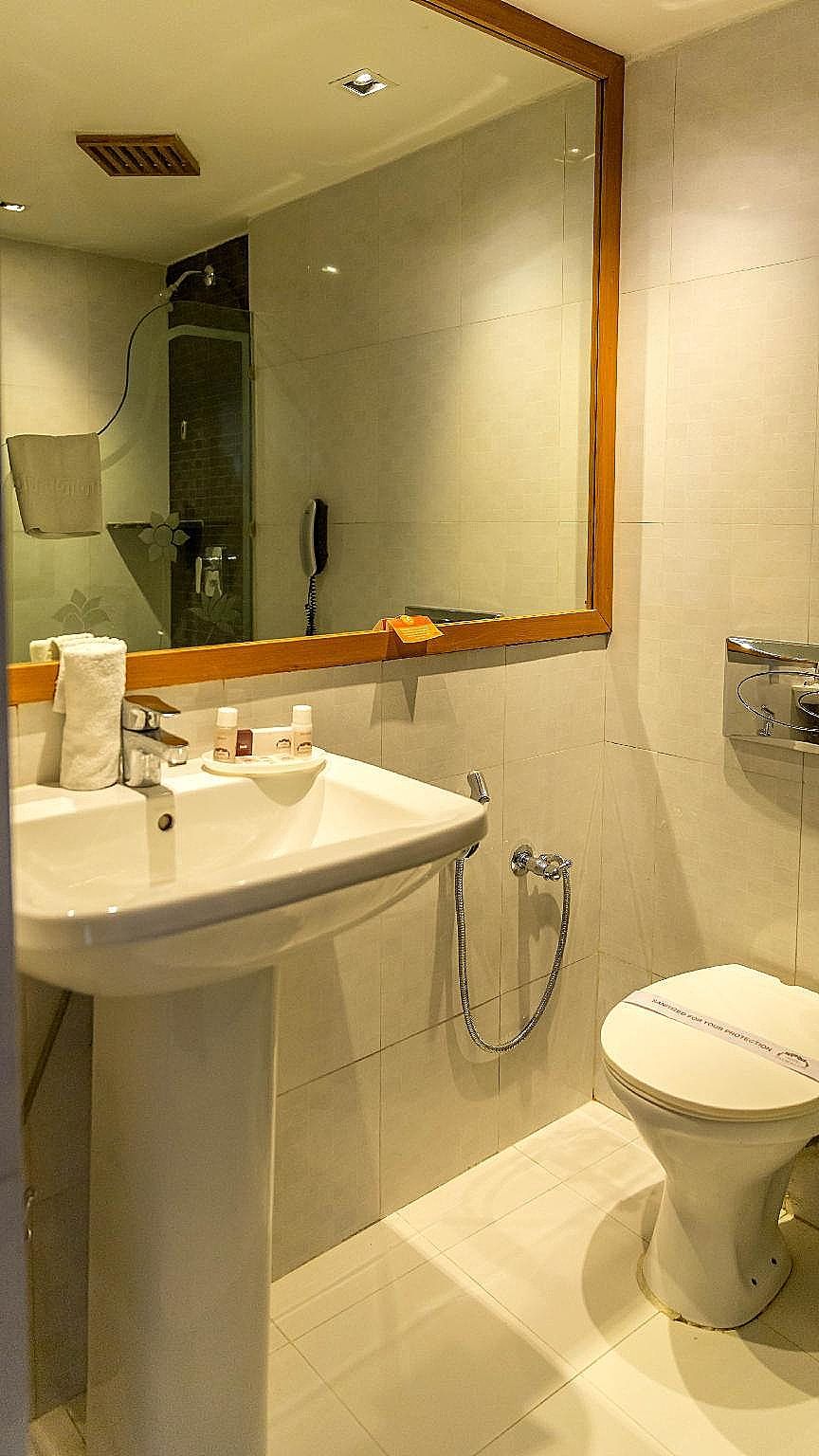 Hotel Inderlok Deluxe Room with Working Desk 4