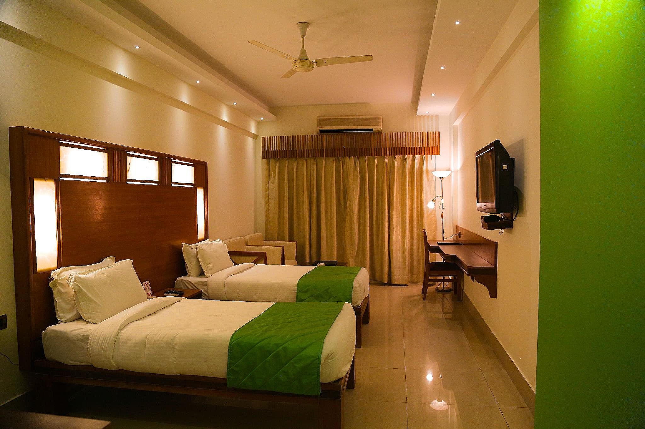 Hotel Inderlok Deluxe Room with Working Desk 2