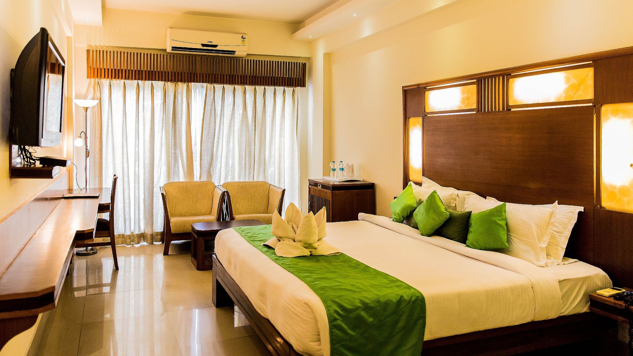 Hotel Inderlok Deluxe Room with Working Desk