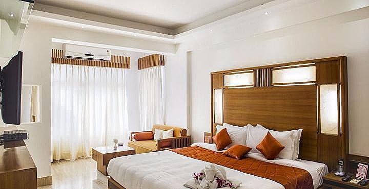 Hotel Inderlok Deluxe Room with Working Desk 3