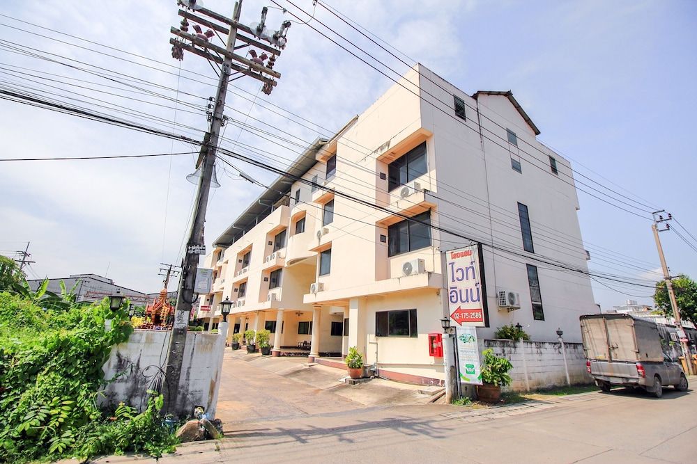 undefined OYO 383 White Inn Hotel 3