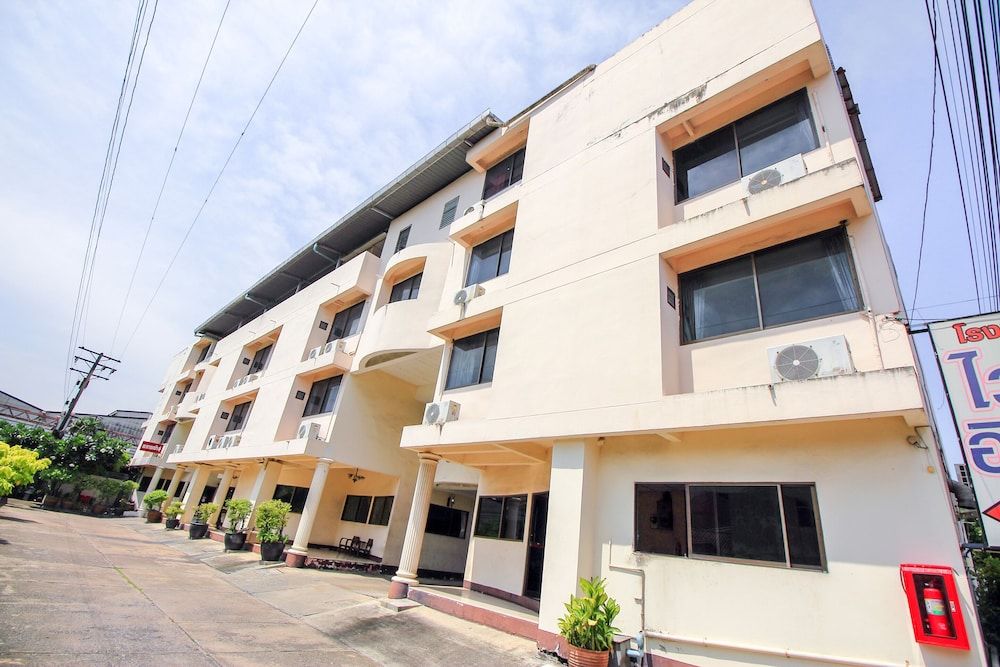 undefined OYO 383 White Inn Hotel 2