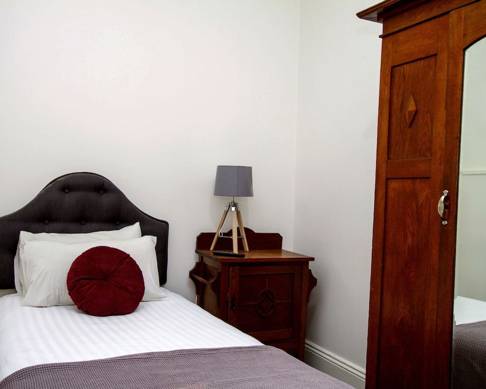 Basic Single Room, King Single Bed, Shared Bathroom