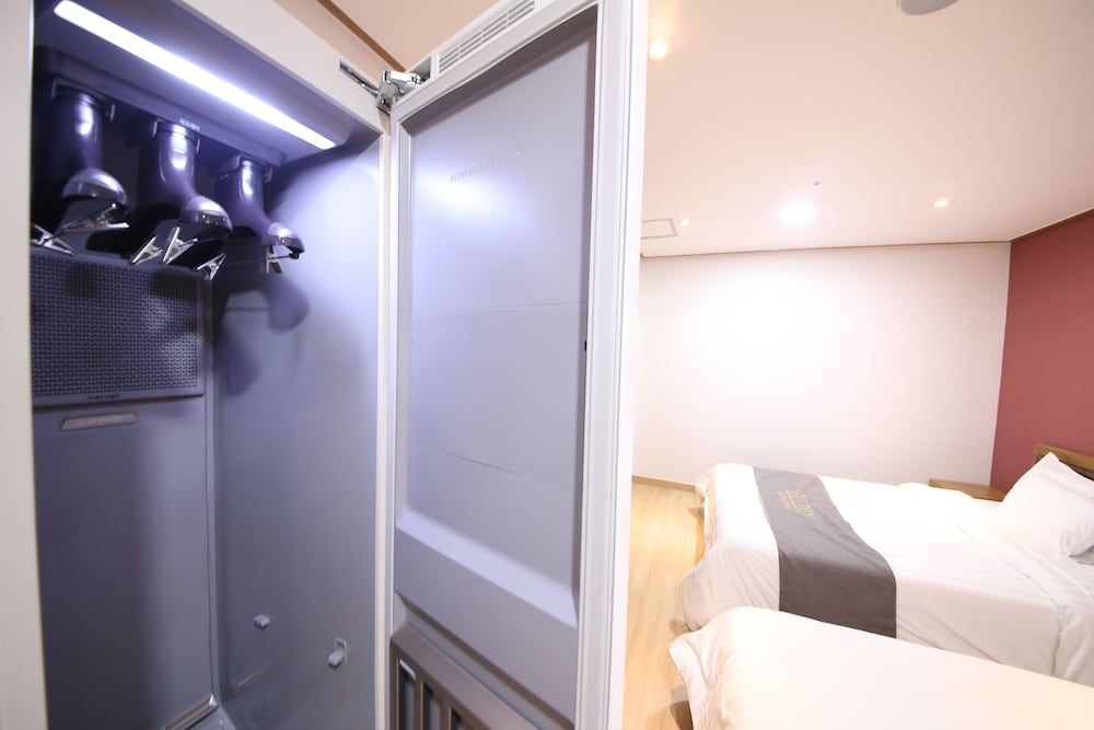 Golden Business Hotel Standard Twin Room (Air Purifier + Styler) 5