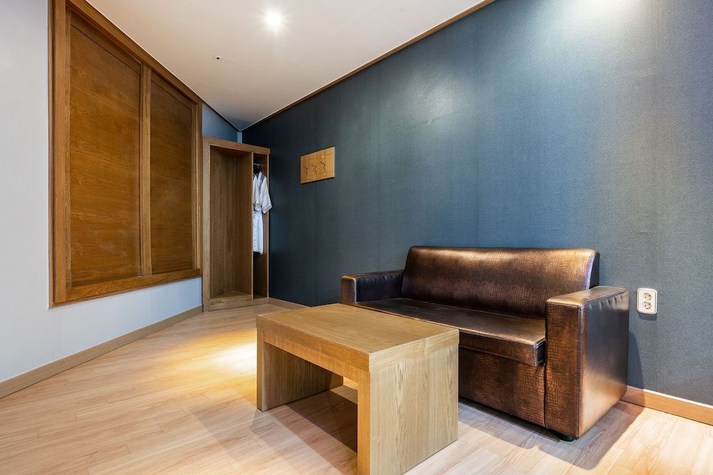 Golden Business Hotel Premium Triple Room (Styler + Air Purifier + Massage Chair) 18