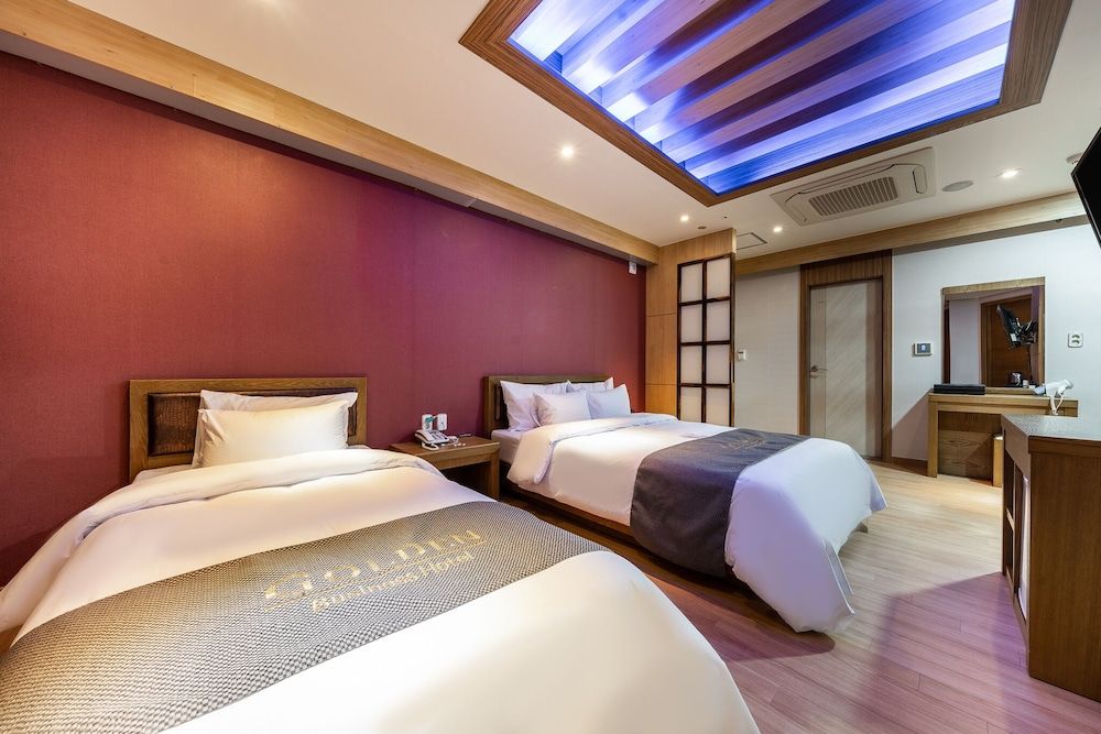 Golden Business Hotel Deluxe Twin Room (Styler + Air Purifier) 2