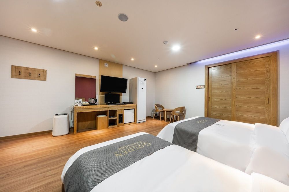 Golden Business Hotel Deluxe Twin Room (Styler + Air Purifier) 15