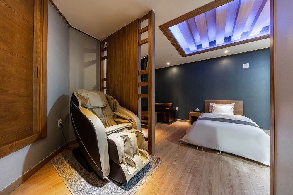 Golden Business Hotel Premium Triple Room (Styler + Air Purifier + Massage Chair) 9