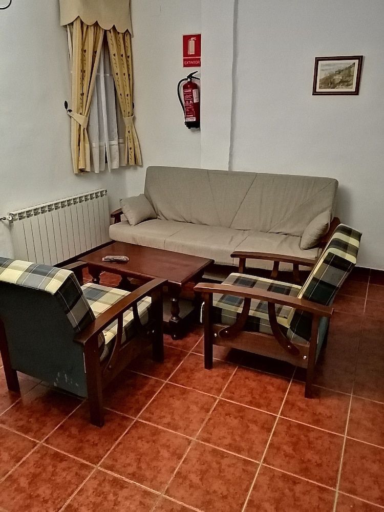 Hostal Rural Ruta de las Nieves Double Room with extra bed 4