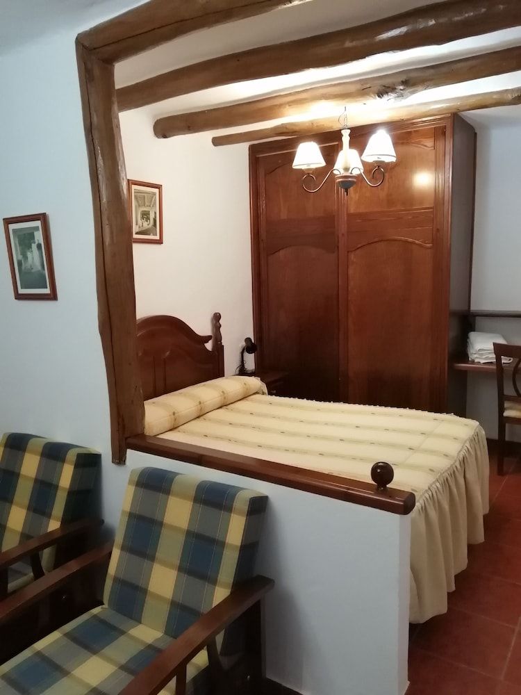 Hostal Rural Ruta de las Nieves Double Room with extra bed 5