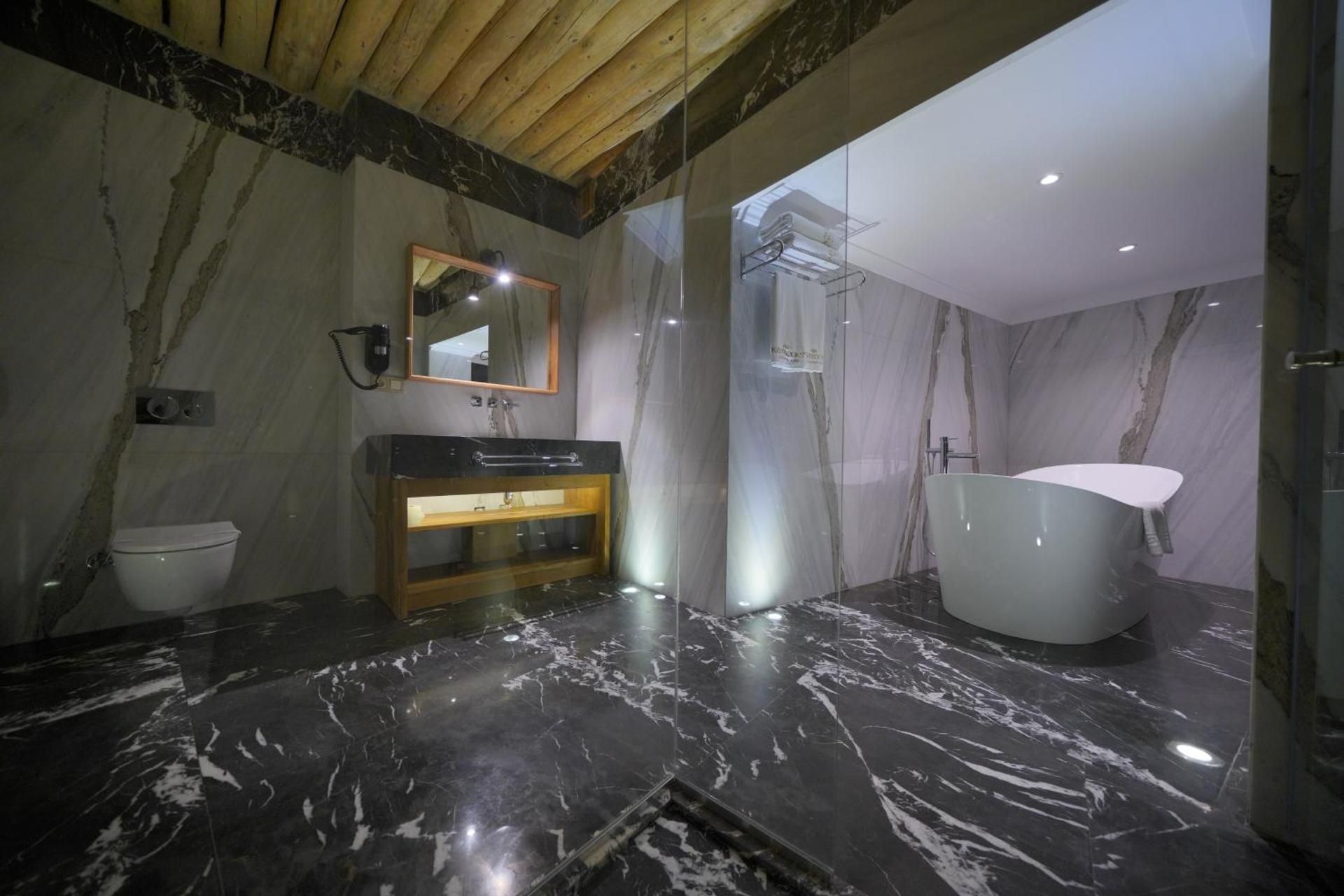 Deluxe Suite with Twin Beds