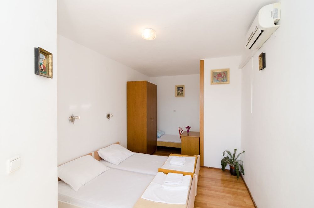 Guest House Misita Triple Room (Triple Room with Balcony) 2