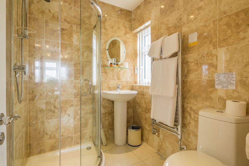 Autumn House Double Room, Ensuite (Upstairs, Front Property) 4