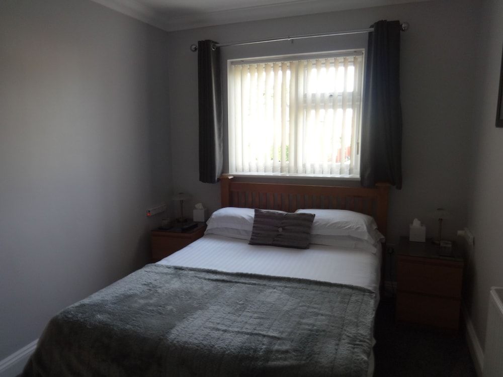 Autumn House Double Room, Ensuite (Upstairs, Front Property) 2