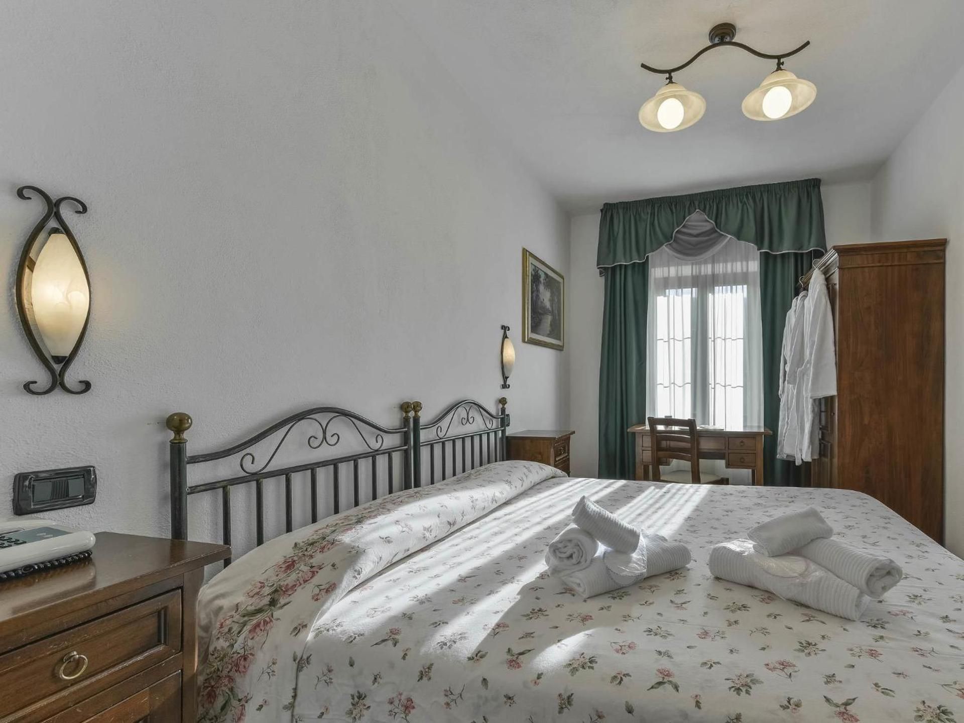 Deluxe Double Room (1 adult + 1 child)