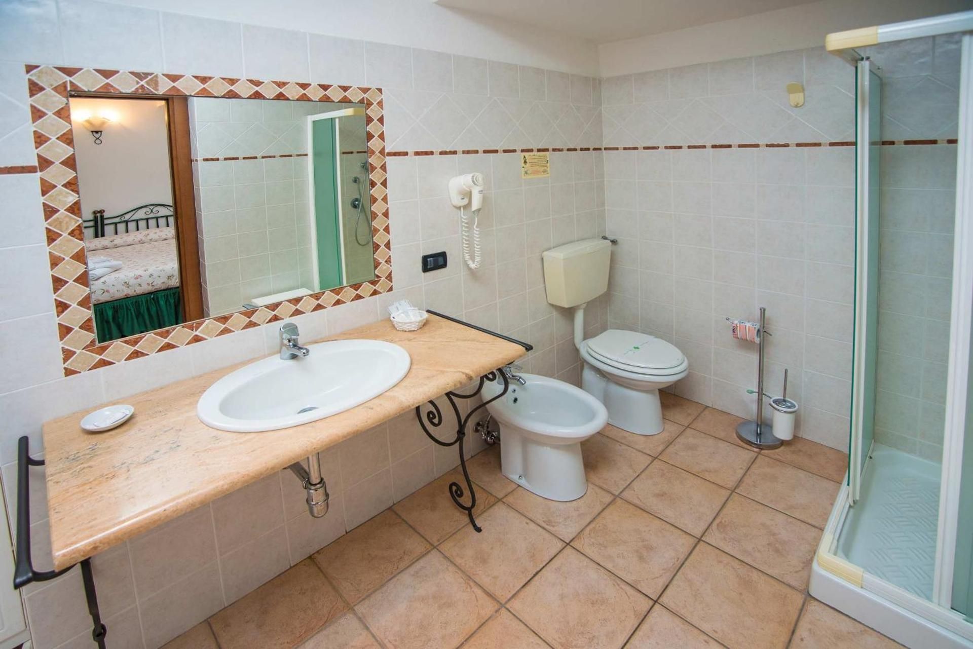 Deluxe Double Room (1 adult + 1 child)