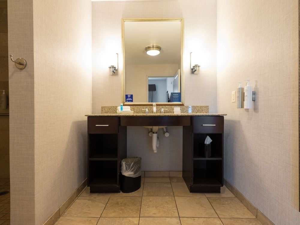 Suite, 1 King Bed, Accessible, Non Smoking (Roll-in Shower)