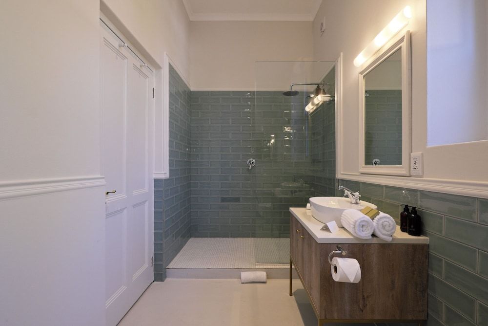 Chapter House Boutique Hotel Deluxe Double Room, 1 King Bed, Ground Floor 5